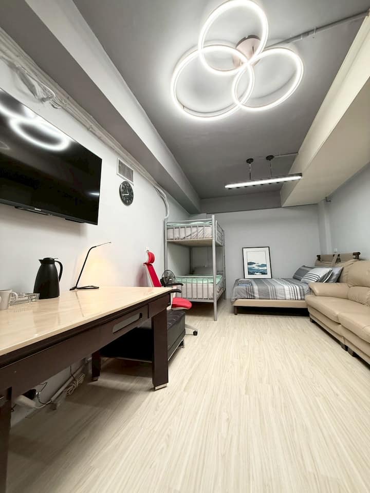 Workspace evidence from Taipei Suite｜Dry and Wet Separate Bathroom｜Quiet and Clean Space｜Suitable for Long Stay｜Premium Suite｜High-Speed Internet｜Induction Cooktop Available｜6 People Available