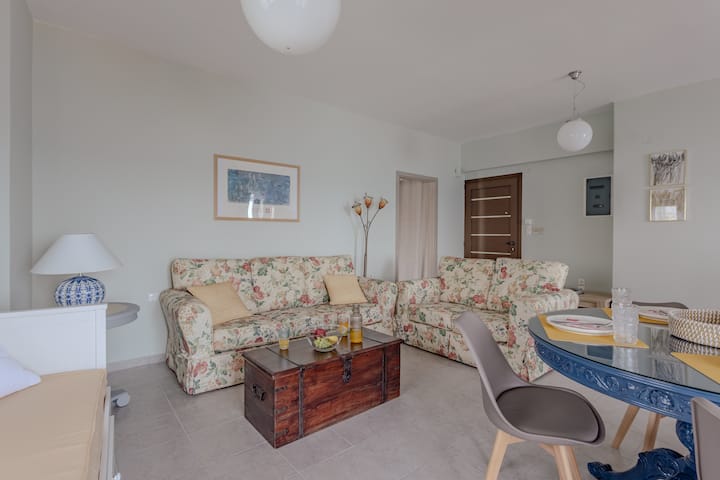 Eclectic Vintage Sea-view Apt - Koutouloufari