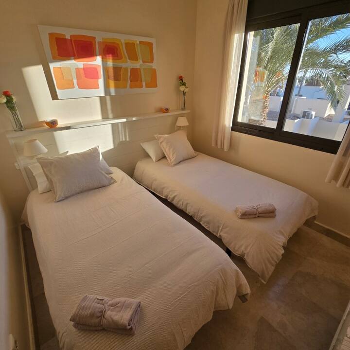 Spavaća soba br. 2, dva odvojena kreveta, posteljina, zaštitne navlake za madrace, zaštitne navlake za jastuke, dovoljno prostora u ormaru.