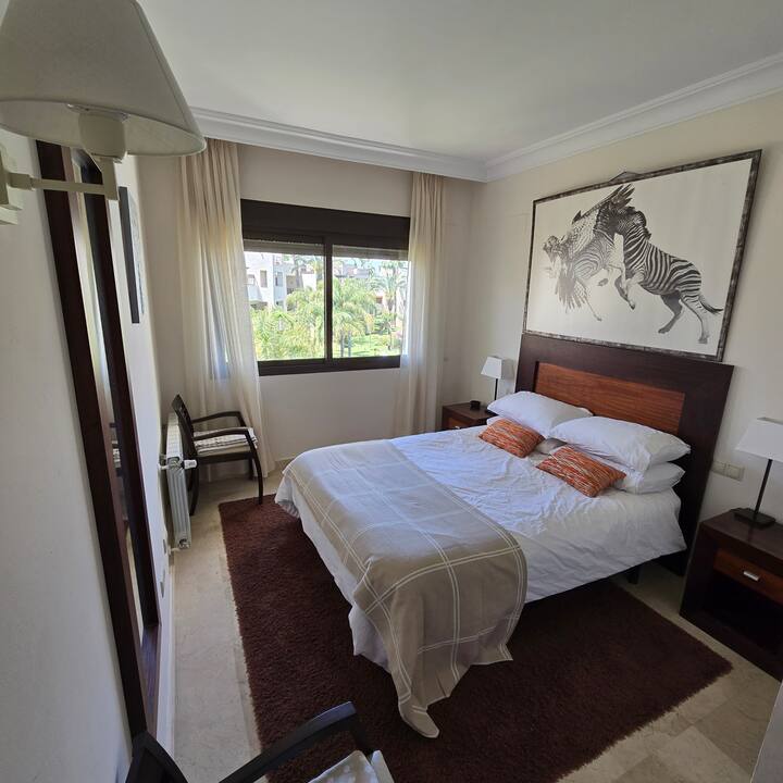 Glavna spavaća soba (s vlastitom kupaonicom), bračni krevet, posteljina, zaštita za madrac, zaštita za jastuke, dovoljno prostora u ormaru, pogled na vrt/bazen.