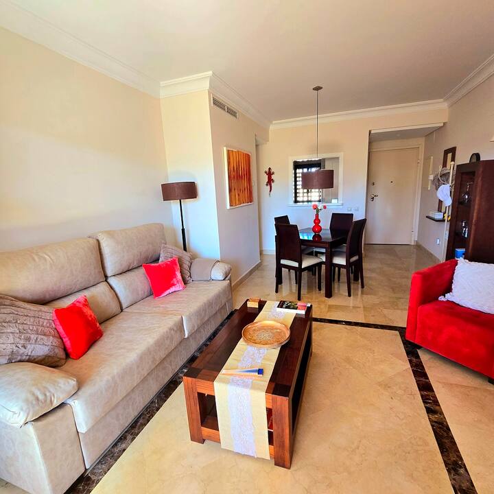 Dnevni/blagovaonski prostor. Blagovaonski stol (proširiv), veliki kauč/kauč na razvlačenje (za 5. gosta), fotelja, stolić za kavu, TV (s velikim izborom engleskih i španjolskih TV kanala). HDMI kabel je osiguran. Dnevni prostor vodi do vanjskog balkona