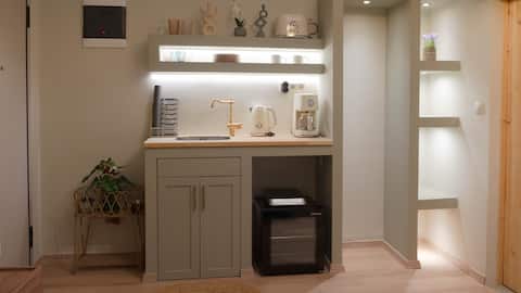 Successful Airbnb property: The Athenian Nook in ΚΕΡΑΜΕΙΚΟΣ