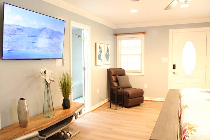 Guest Studio With Kitchenette - Private Entrance - Hyattsville, MD