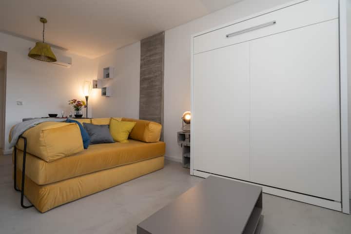 Квартира-студия с зоной гриля, бассейном и коворкингом в Coghlan