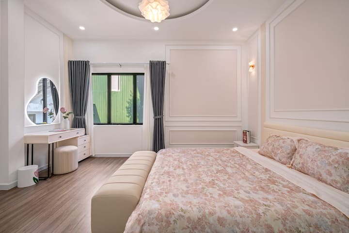 מיטה גדולה ושולחן איפור, מזגן, מקלחת