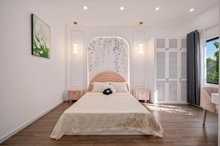 מיטה גדולה ושולחן איפור, מזגן, מקלחת