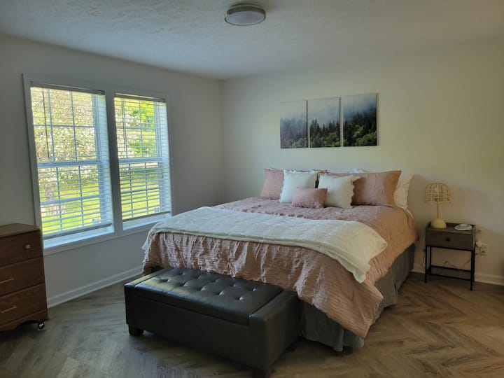 Glavna spavaća soba s bračnim krevetom