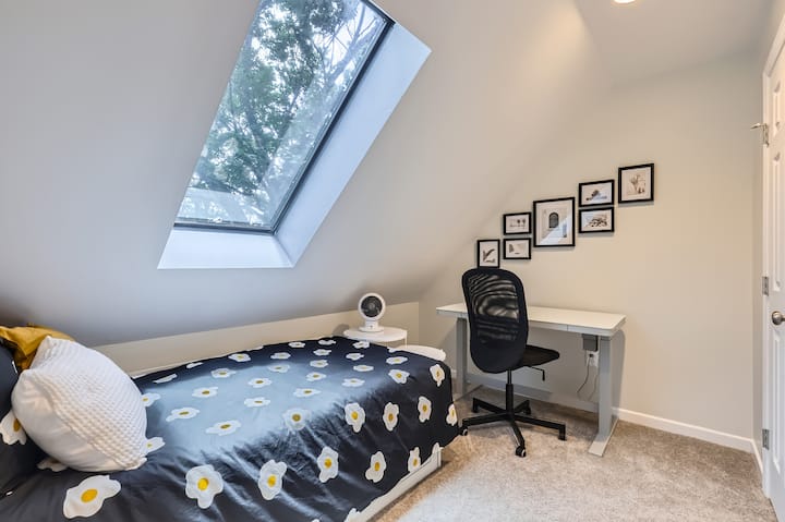 Loft-Raum – dieser sekundäre Schlafbereich verfügt über ein einzelnes Tagesbett mit einem ausziehbaren Auszug (nicht abgebildet).  Es ist auf 3 Seiten geschlossen und zum Treppenabsatz hin offen.  Es gibt einen Eingang zum Badezimmer vom Dachgeschoss aus.