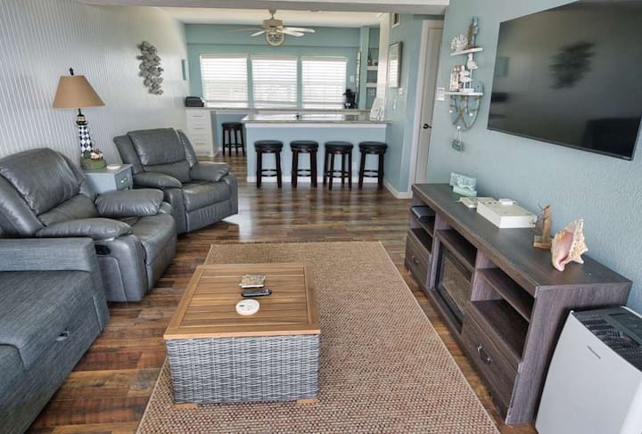 Playa Ocho - Front Row Remodeled Condo! - Surfside Beach, TX
