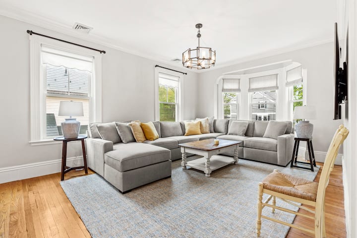 Sunny, Spacious And Gorgeous - Salem, MA