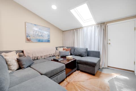 Popular Airbnb listing: Charm City Bungalow - w/King Suite walk 2 stadiums in Washington Village/Pigtown