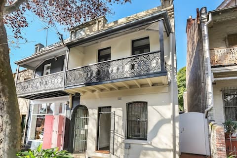 Modern 3-Brs Terrace: Heart of Sydney!