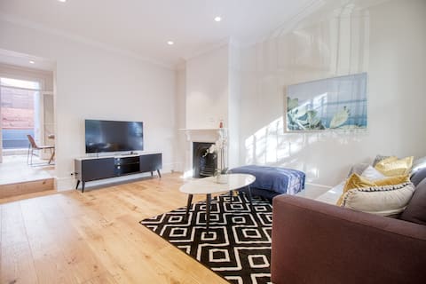 Modern 3-Brs Townhouse: Heart of Sydney !