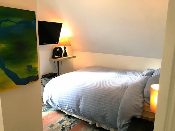 Chumba cha 1 cha kulala kina dirisha kubwa linaloelekea magharibi.