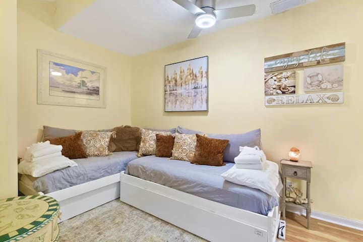 Dormitorio en el segundo piso con tres camas individuales