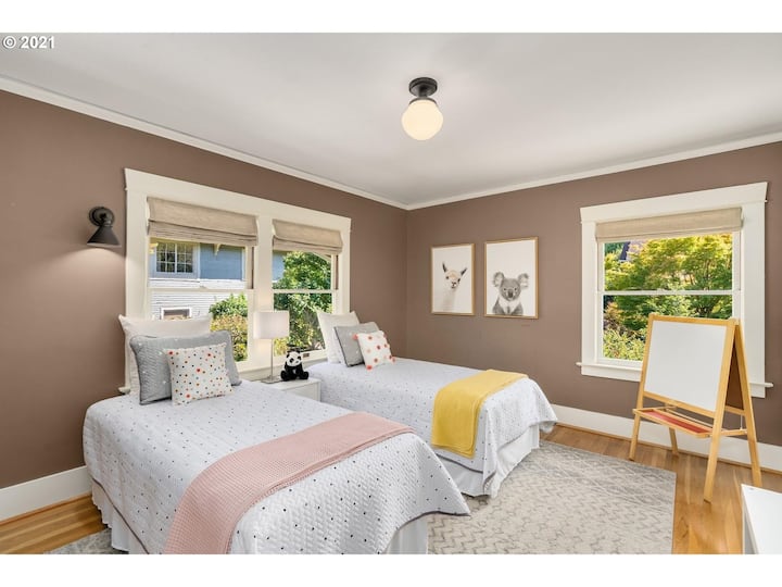 Luxury Family Home In Irvington! - Portland, OR