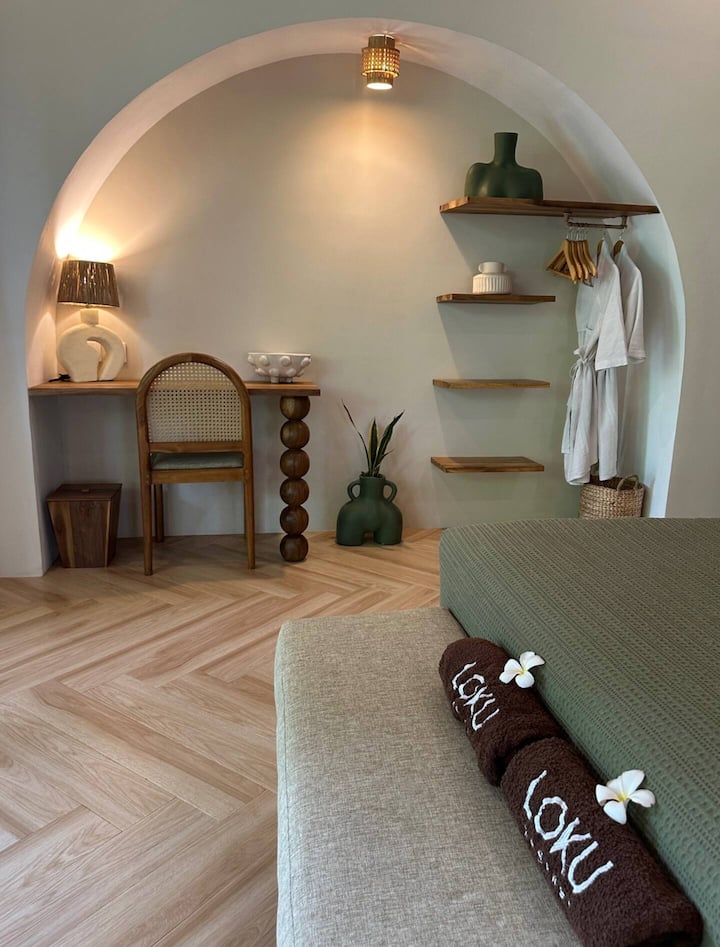 שולחן וארון בגדים