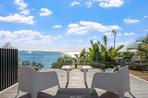 Beachfront, Hot Tub & Stunning Sea Views