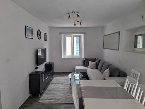 Top performing Airbnb: Apartments Rosić in Lepetane