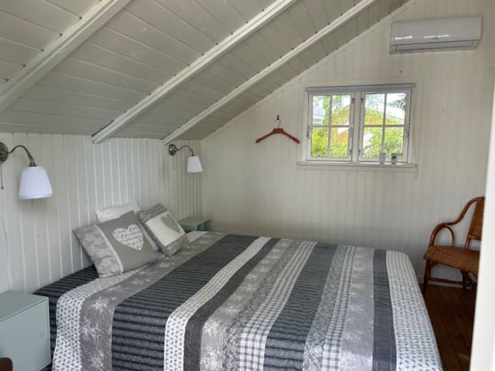 Соба во куќа 2, каде што нема директен пристап до тоалетот. Мора да го поминете дворот и да влезете во куќа 1 за пристап до тоалетот. 