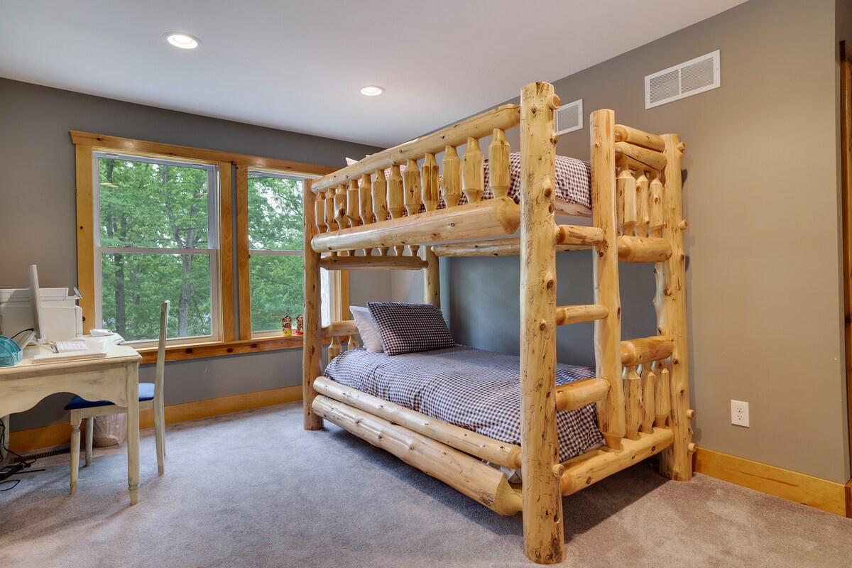 Მოგესალმებათ ლოფტი ორადგილიანი ორსართულიანი საწოლებით 