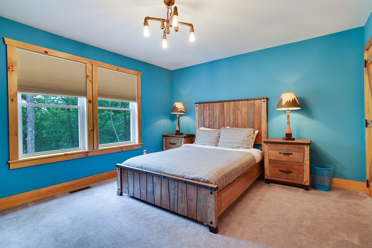 Დაისვენეთ მეორე საძინებელში, ზედა სართულზე. ეს დედოფლის საძინებელი სახლის სათხილამურო ფერდობზე მდებარე ტყის პირასაა. 