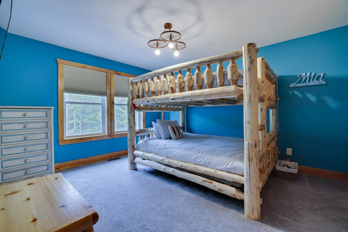 Ზედა სართულზე მდებარე ორი საძინებლიდან ერთ-ერთი (მე ‑ 3 დონე), კედელზე დამონტაჟებული ტელევიზორით, რომელიც ყველა ასაკის ბავშვს სიამოვნებას ანიჭებს 