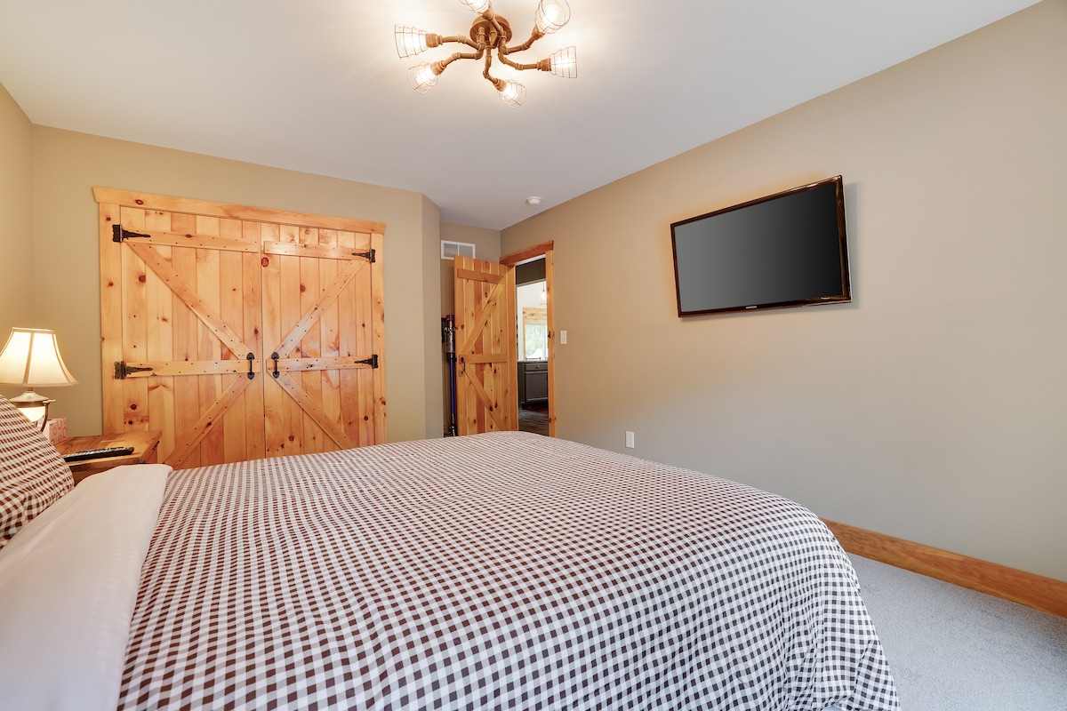 Მეორე დონის ორადგილიანი საძინებელი.  Მის გვერდით აბაზანა-ტუალეტია 