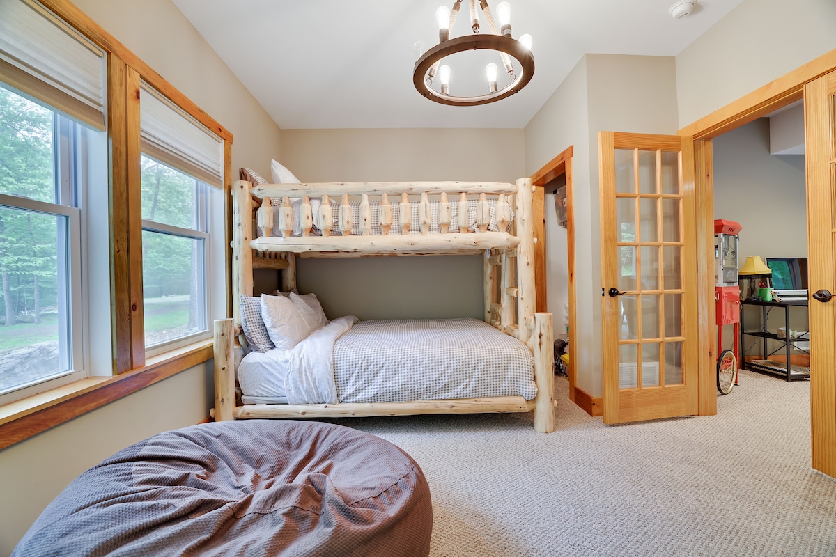 Პირდაპირ პირველი სართულის მისაღები ოთახიდან 1 - ორადგილიანი ორსართულიანი საწოლების თავზე.  Სარბენი ბილიკი ამ ოთახში