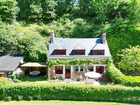Red shutter house with jacuzzi and cleaning included