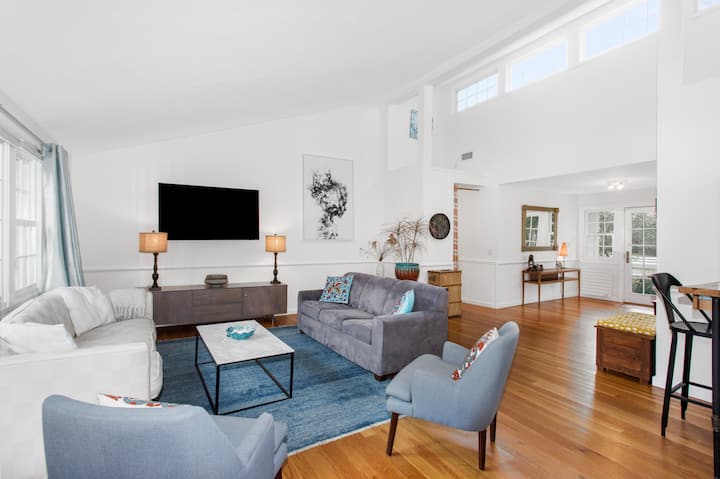 Gorgeous Bellport Village Getaway W/ Heated Pool - Bellport, NY