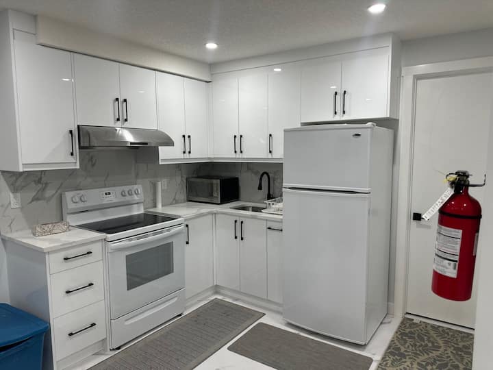 Cozy Suite Close To C-train, Bus & Uofc - Calgary