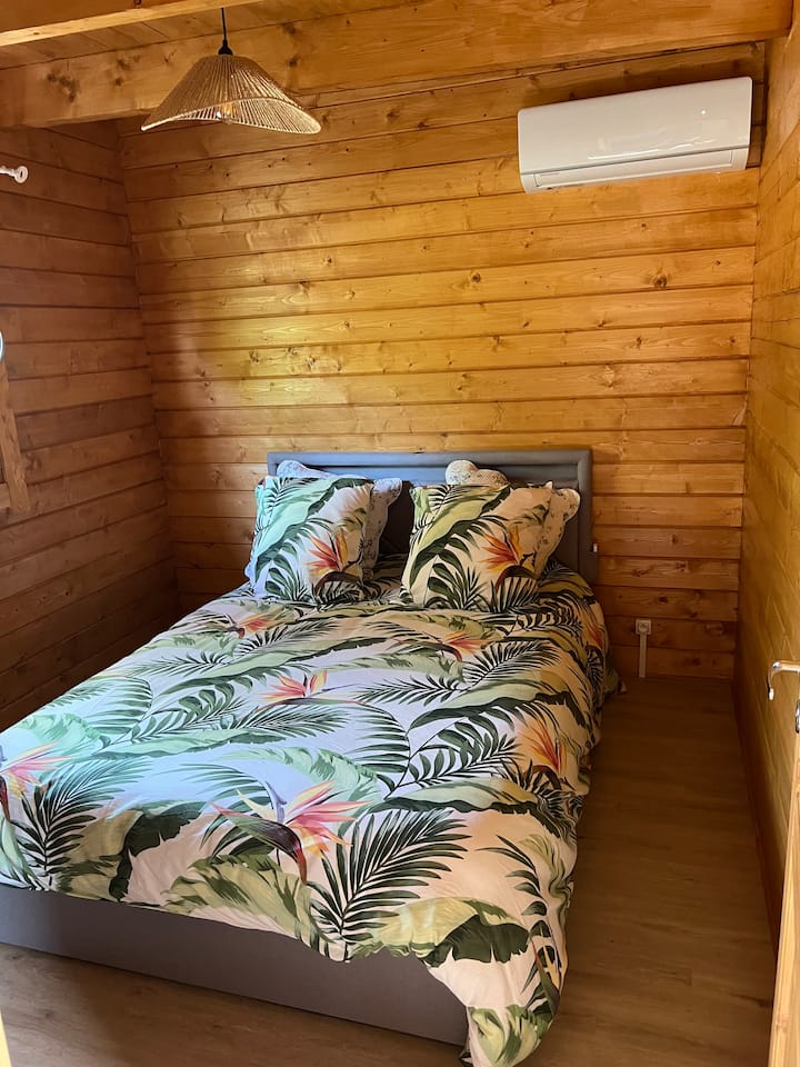 Droo 4 za kuhifadhi chini ya kitanda ili kuhifadhi vitu vyako na masanduku ikiwa unataka.