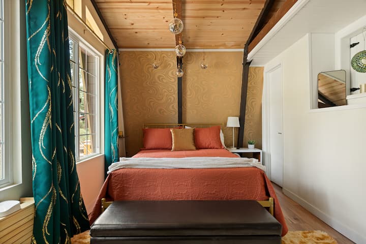 Camera da letto principale con un comodo letto a due piazze.