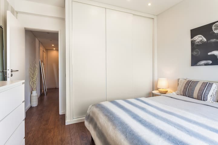 Armario, cama tamaño queen en el dormitorio