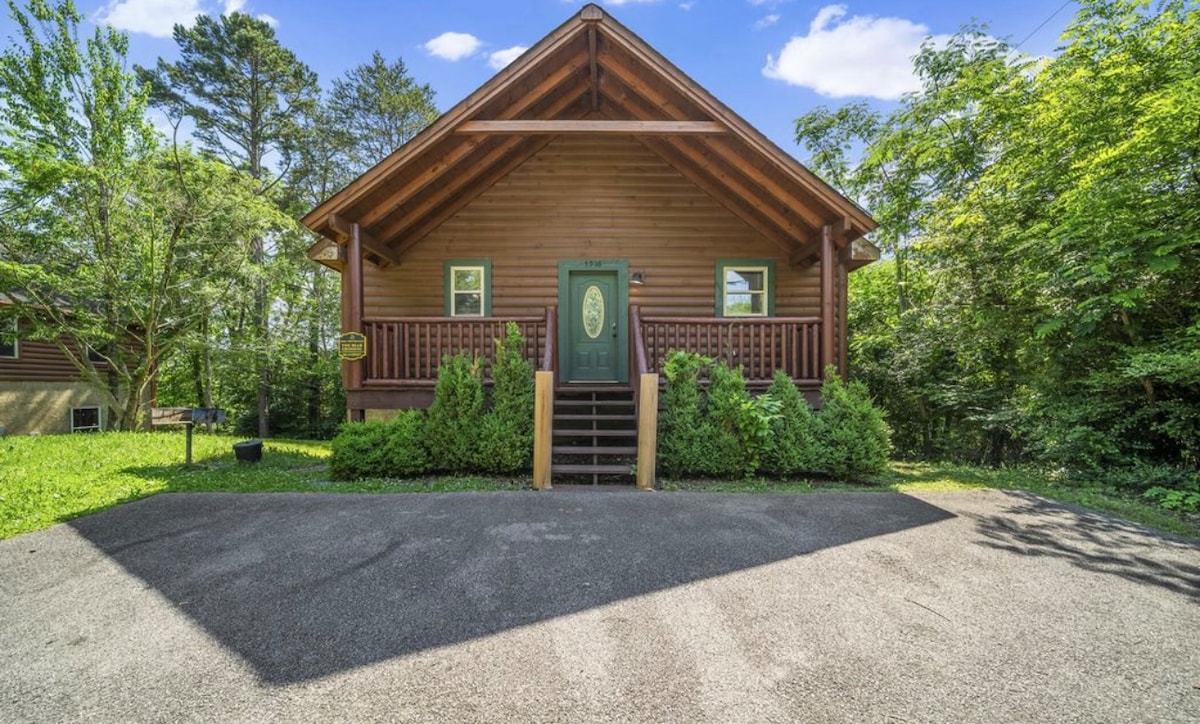 Dolly and the Three Bears Cabin