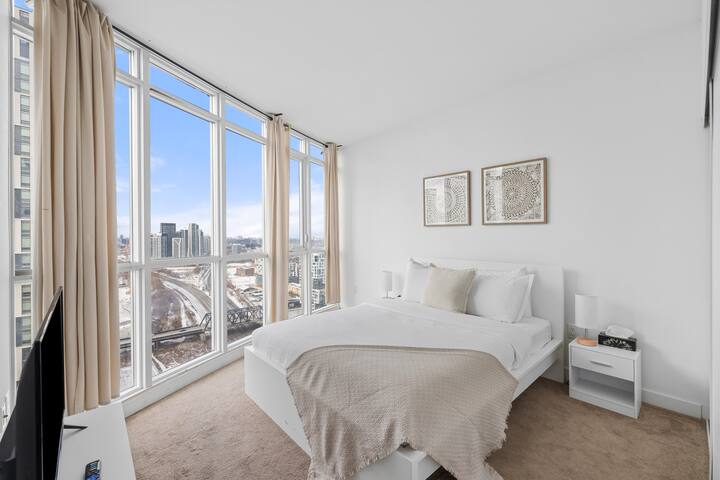 Cozy 2BR Condo | Near Rogers Centre + Parking! gallery image 2