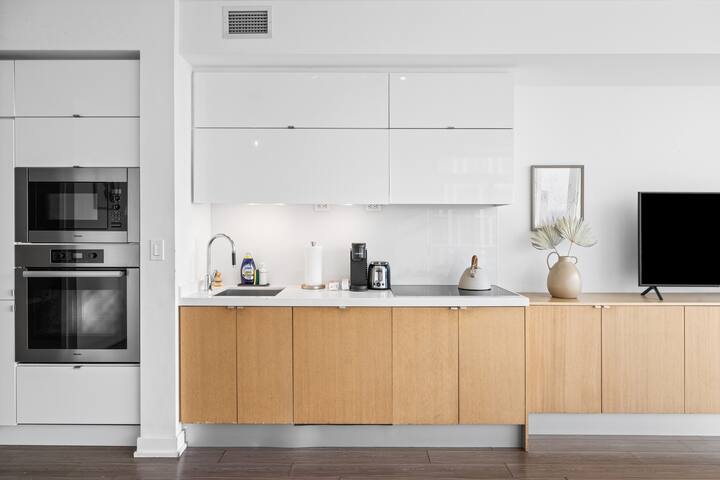 Cozy 2BR Condo | Near Rogers Centre + Parking! gallery image 3