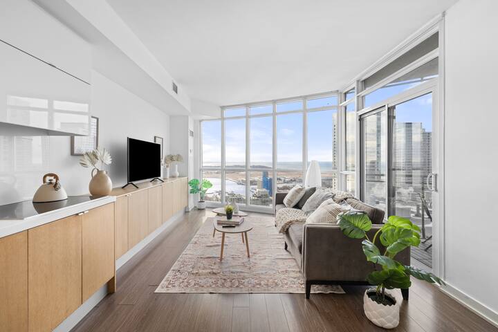 Cozy 2BR Condo | Near Rogers Centre + Parking!