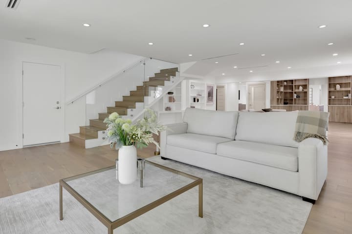 Lux Style Spacious 3BR Home Near Studios and More!