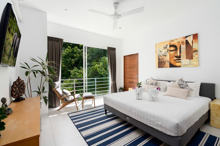 El dormitorio en la planta baja cuenta con balcón Julieta, selva y vistas parciales al mar. Los tres dormitorios están equipados con camas tamaño king. 