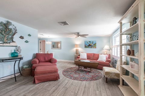 Top performing Airbnb: Mimi & Poppy's Tropical Tiki in South Venice