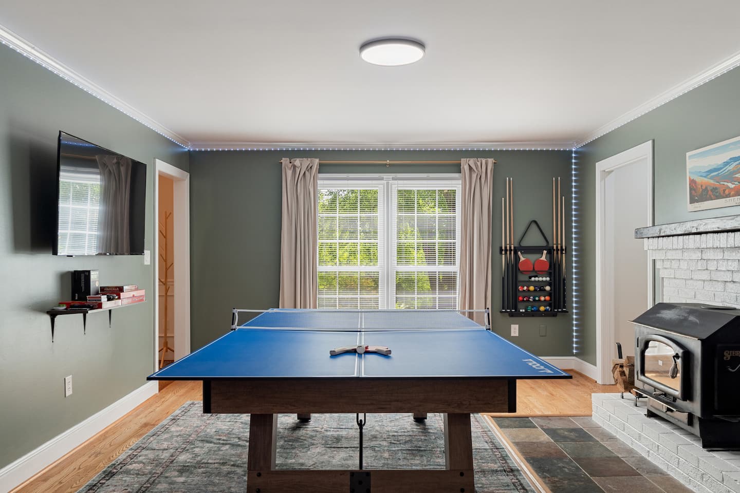 Photo 18 — Game room with ping-pong table