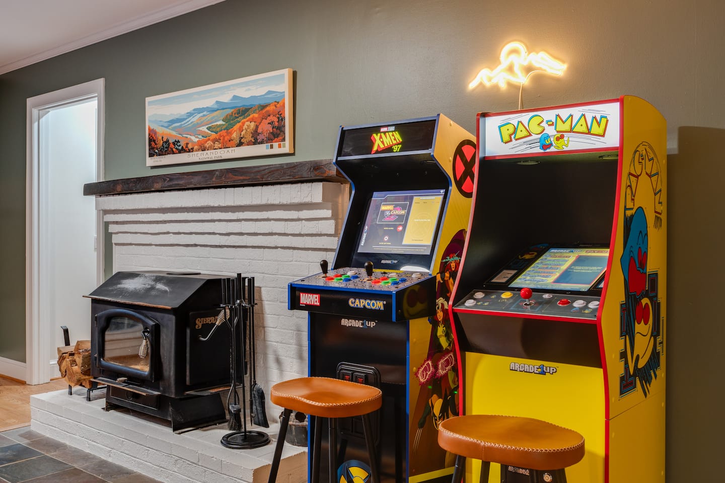 Photo 17 — Retro arcade games in the game room