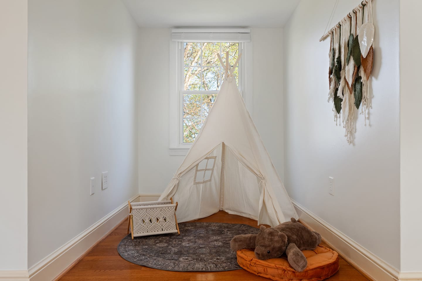 Photo 28 — Cozy reading nook