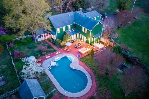 NEW l Near Shenandoah~Pool~Hot Tub~Fire Pit~10Acre