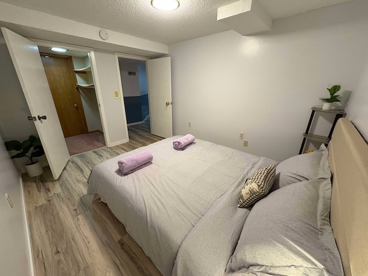 Este dormitorio está en el sótano, lo que requiere que los huéspedes bajen unos 12 escalones para acceder al tercer dormitorio. 