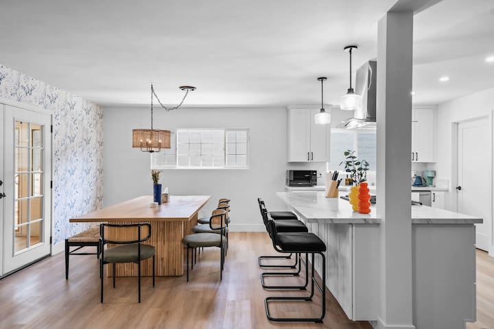 11 min to Downtown• Hot Tub• Game Room• Spacious