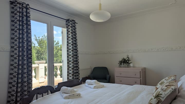 Srednja spavaća soba na 2. katu ima bračni krevet širine 1,80 m. Vanjska vrata (s mrežom protiv komaraca) vode na balkon s prekrasnim pogledom. 