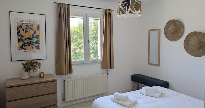 Posljednja spavaća soba na 2. katu ima bračni krevet širine 1,60 m. Na prozoru se nalazi i mreža protiv komaraca.